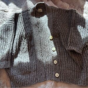 Babaa no 18 Cardigan in grey with blue stitches on buttons